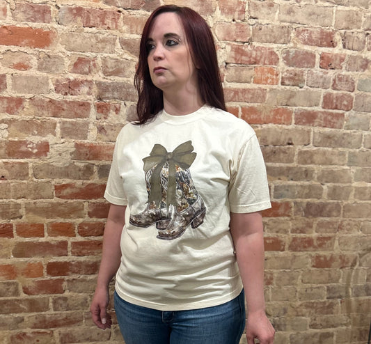 Cream short sleeve t shirt with camo boot with bow