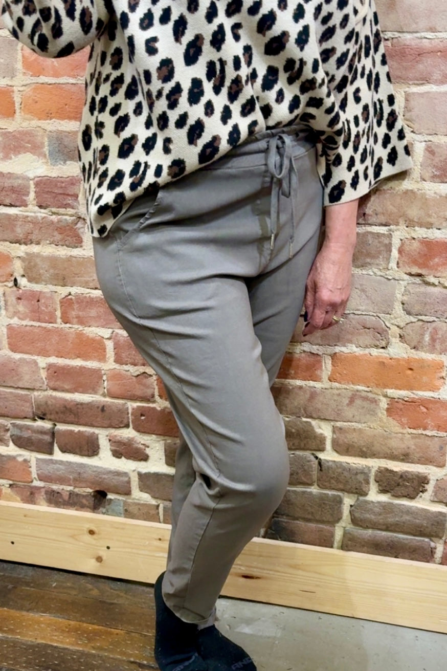 Gray Magic Pants - La tour Salon of Paris