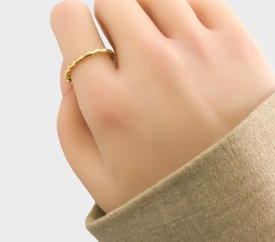 LRN278 Serpent pattern ring